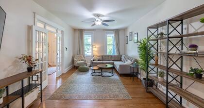 Historic NW DC Rowhome + Hot Tub 5 bed/3.5 bath