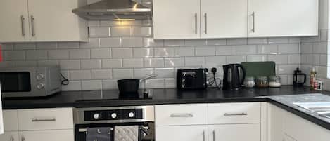 Nhà tiện nghi đơn giản, phòng tắm riêng (Warrington Lane) | Bếp chung