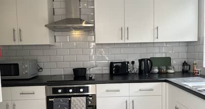 Modernised Central Wigan Townhouse Sleeps up to 6