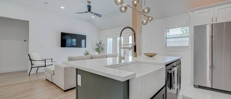 Kühlschrank, Mikrowelle, Herdplatte, Geschirrspüler