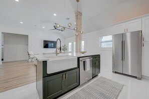 Fridge, microwave, stovetop, dishwasher