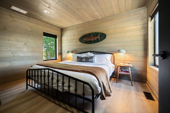 2 bedrooms, travel crib, free WiFi, bed sheets