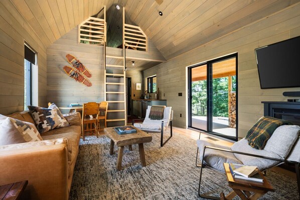 Smart TV, fireplace