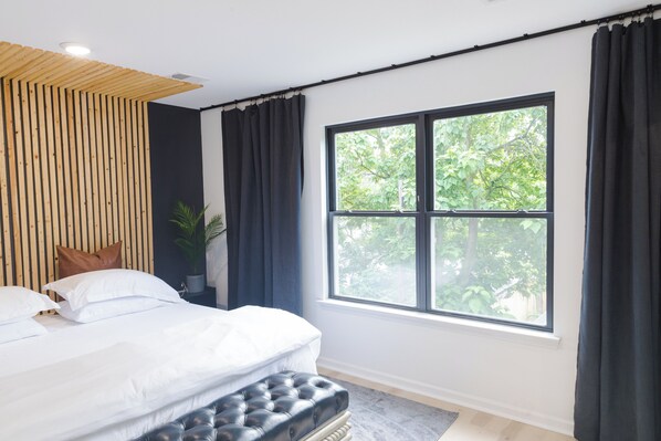 3 室のベッドルーム、デスク、アイロン / アイロン台、旅行用ベビーベッド