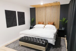 3 chambres, bureau, fer et planche à repasser, lit de bébé portatif