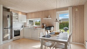 Kaffetrakter/tekoker, kjøleskap, mikrobølgeovn og kokeplater