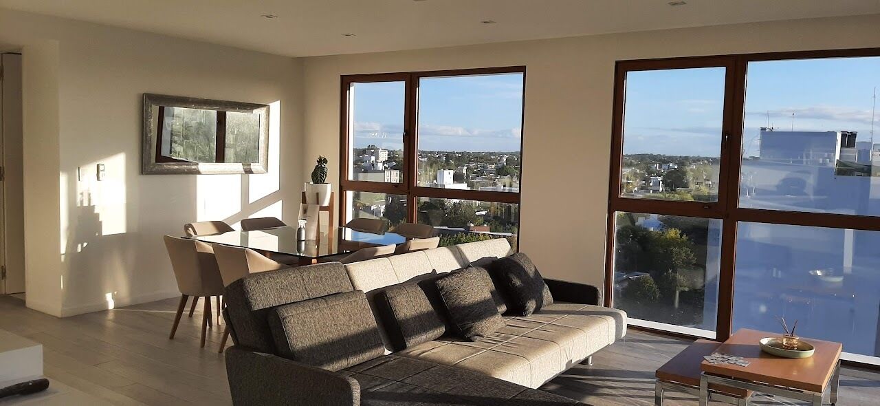 Apartamento Premium | Zona de estar | Smart TV de 32 pulgadas con canales por cable, suelo radiante