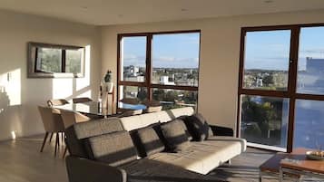 Apartamento Premium | Zona de estar | Smart TV de 32 pulgadas con canales por cable, suelo radiante