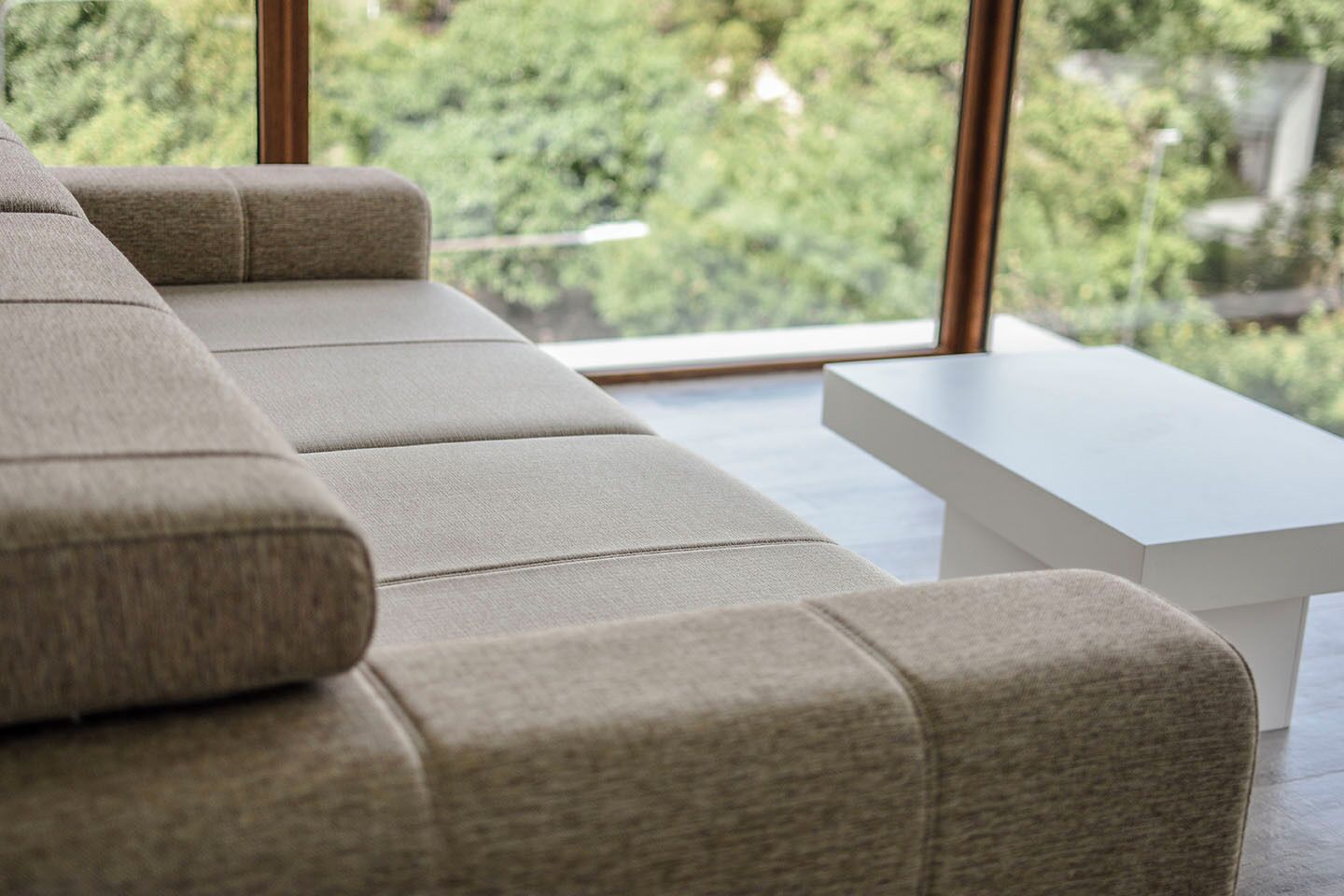 Apartamento exclusivo | Zona de estar | Smart TV de 32 pulgadas con canales por cable, suelo radiante