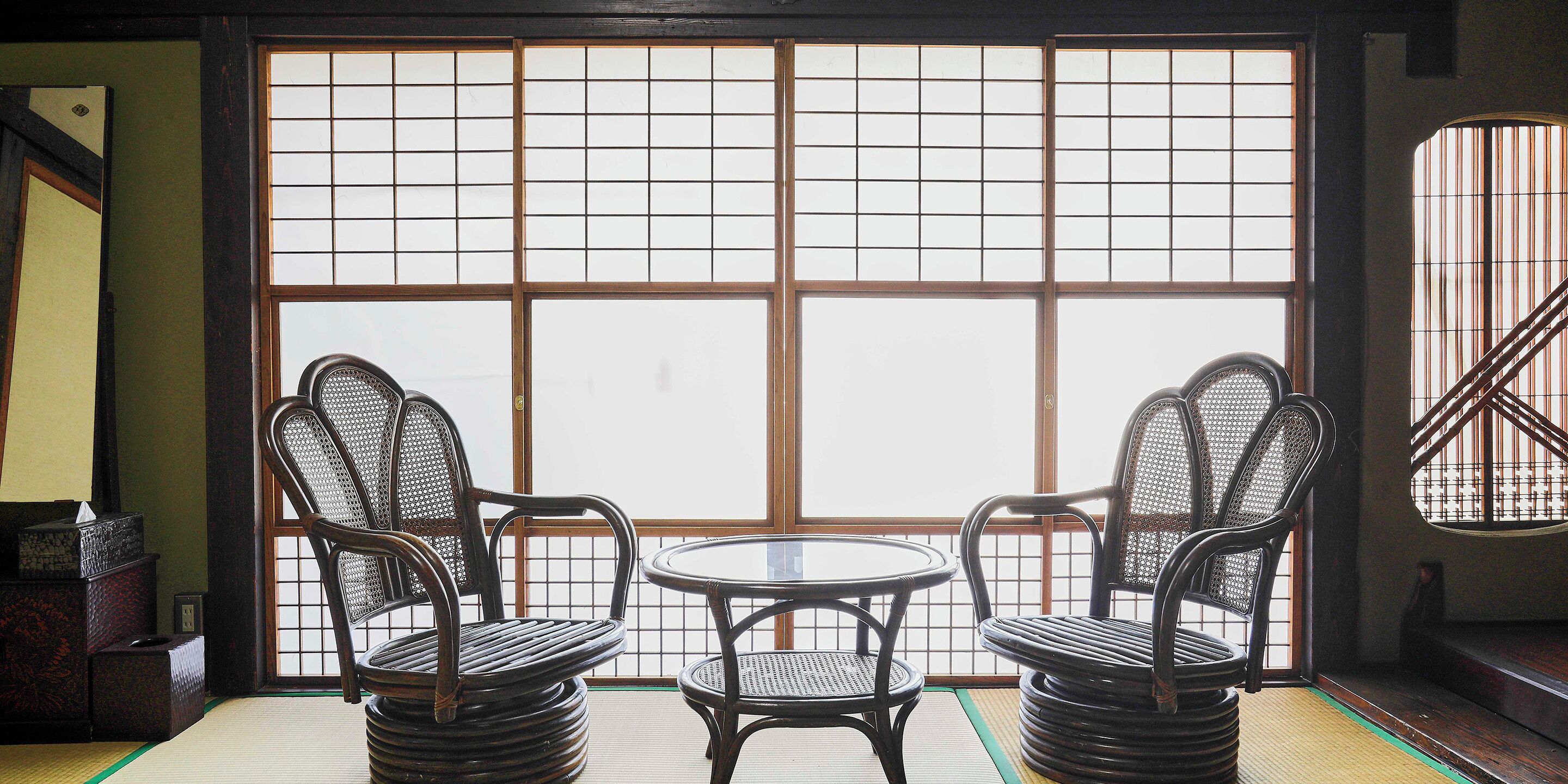 Cubrecamas, decoración personalizada, muebles diferentes y escritorio 