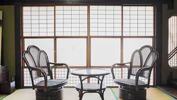 Cubrecamas, decoración personalizada, muebles diferentes y escritorio