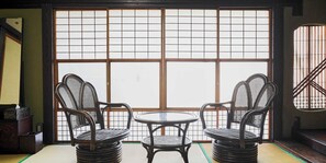 Habitación triple clásica, no fumadores (HIRUKO Private Room) | Edredones de plumas, decoración individual, mobiliario individual