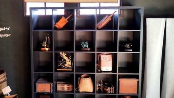 Une collection d’objets anciens exposés dans une étagère noire.