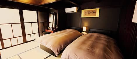 Cubrecamas, decoración personalizada, muebles diferentes y escritorio