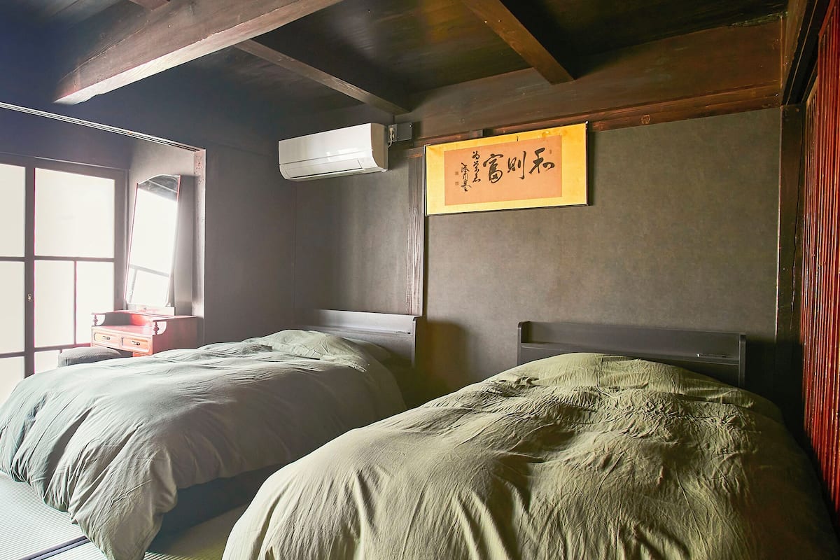 Tora Twin Room, Non Smoking | Down duvets, individually decorated, individually furnished, desk