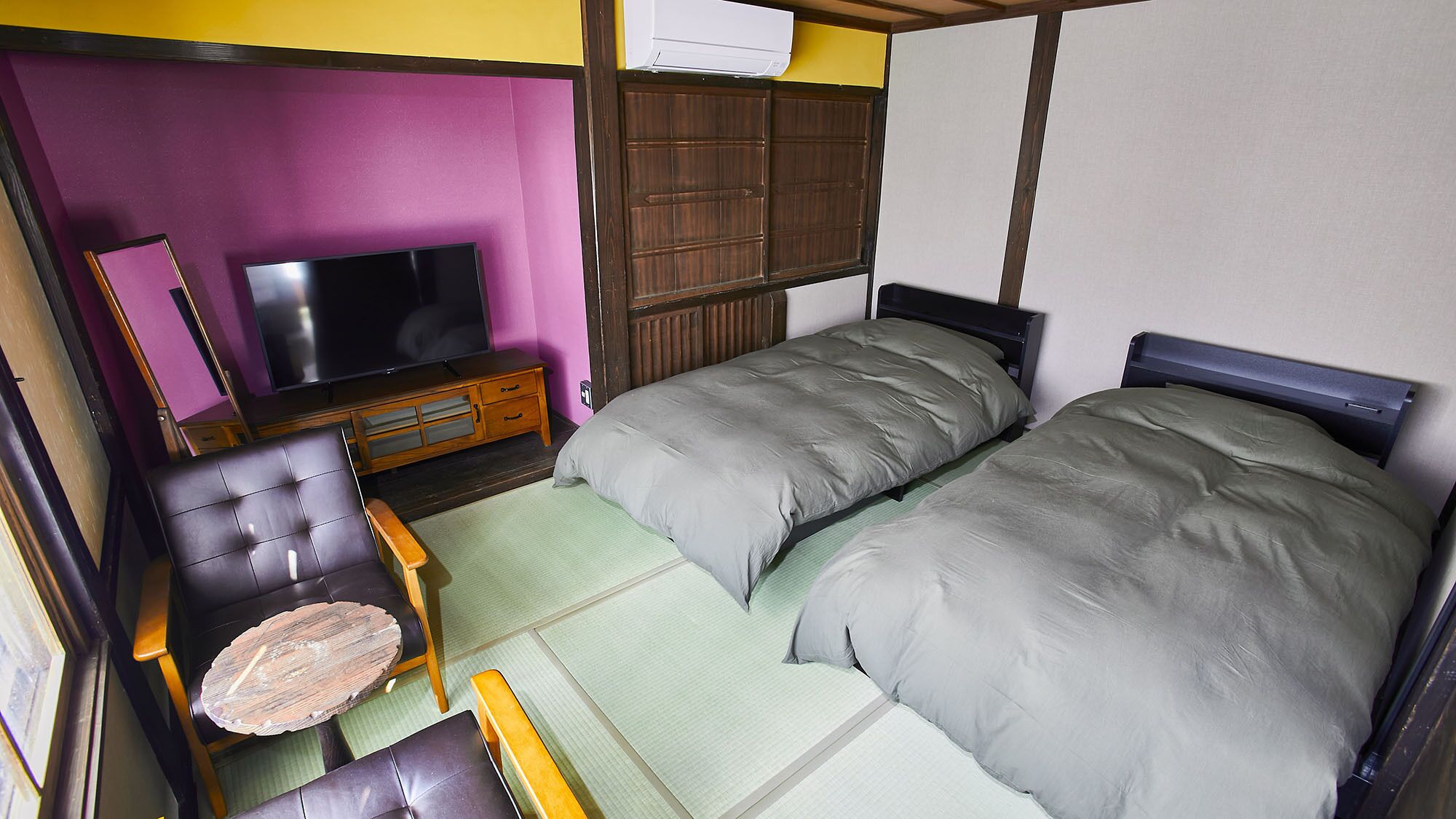 Edredón, decoración personalizada, muebles diferentes y escritorio 