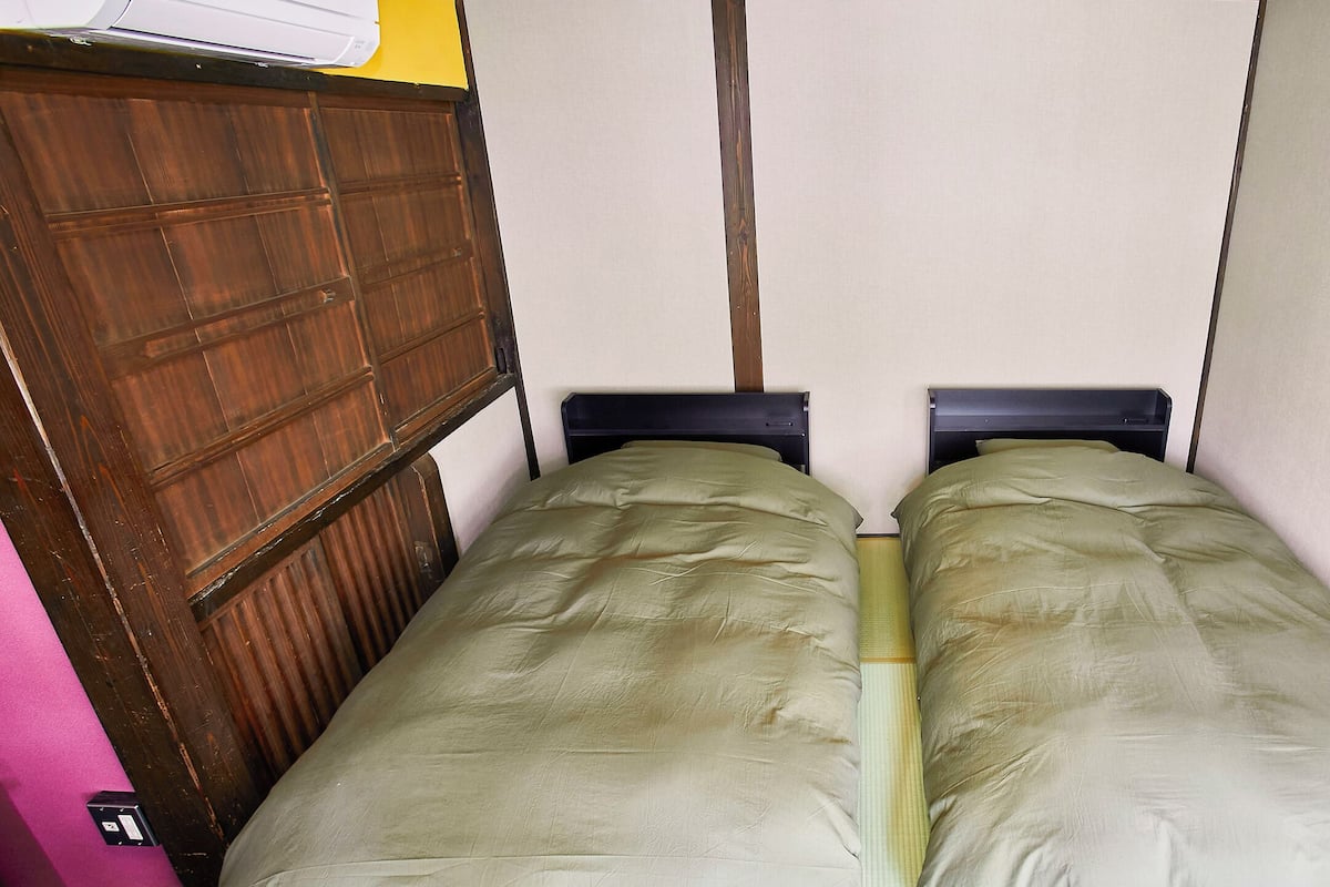 Meiji Twin Room, Non Smoking | Down duvets, individually decorated, individually furnished, desk
