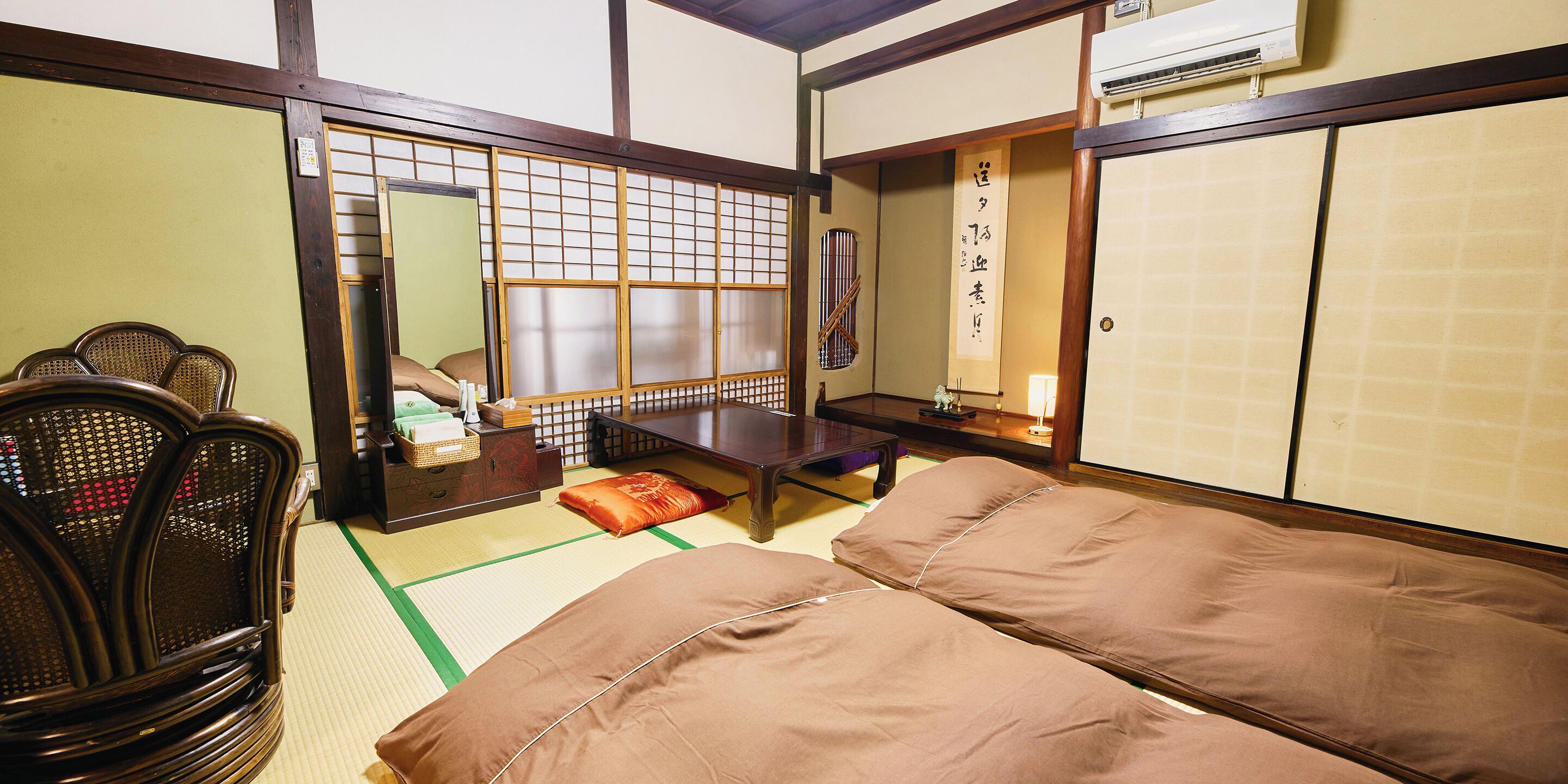 蛭子の間(個室・禁煙) | 羽毛の掛け布団、客室ごとに異なる装飾、客室ごとに異なるインテリア、デスク