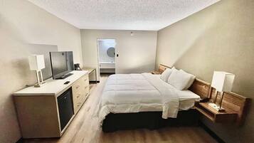 Meja kerja, ruang kerja ramah laptop, dan tirai kedap cahaya