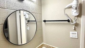 Pengering rambut dan handuk