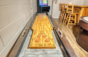 Games room - Smoky Mountain Bliss - Waterfront, Hot Tub, Game Room, Fire Pit, & Near Casino (Marble)