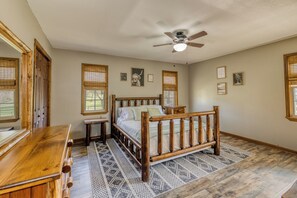 3 bedrooms, iron/ironing board, WiFi, bed sheets - Smoky Mountain Bliss - Waterfront, Hot Tub, Game Room, Fire Pit, & Near Casino (Marble)
