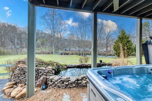Smoky Mountain Bliss - Waterfront, Hot Tub, Game Room, Fire Pit, & Near Casino
