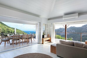 Smart-tv, boeken, een stereo en een printer