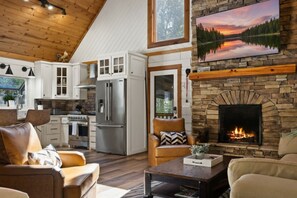 تلفزيون ذكي، مدفأة، ألعاب فيديو، مشغل دي في دي