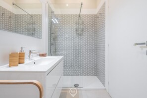 Bruser, hårtørrer, bidet, håndklæder