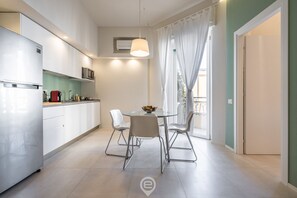 Réfrigérateur, four à micro-ondes, surface de cuisson, lave-vaisselle