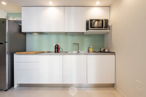 Kühlschrank, Mikrowelle, Herdplatte, Geschirrspüler