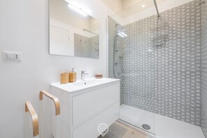 Dusche, Haartrockner, Bidet, Handtücher