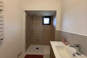 Combined shower/bathtub, hair dryer, bidet, towels - La Dolce Vita - A Tropical Garden in Rome (Roma)