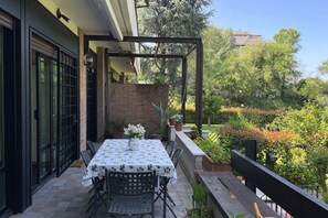 Outdoor dining - La Dolce Vita - A Tropical Garden in Rome (Roma)