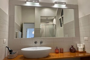Dusche, Haartrockner, Bidet, Handtücher