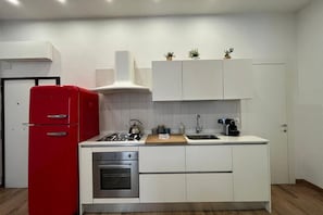 Een koelkast, een oven, een kookplaat, een vaatwasser