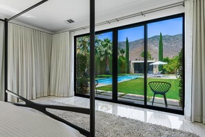 4 bedrooms, desk, iron/ironing board, WiFi (free) - Modern Villa In Guard-Gated Community, Solar, Lap Pool, Spa, Casita, Pizza Oven (Palm Springs)