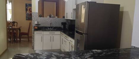 Refrigerador, microondas, cafetera y tetera y licuadora