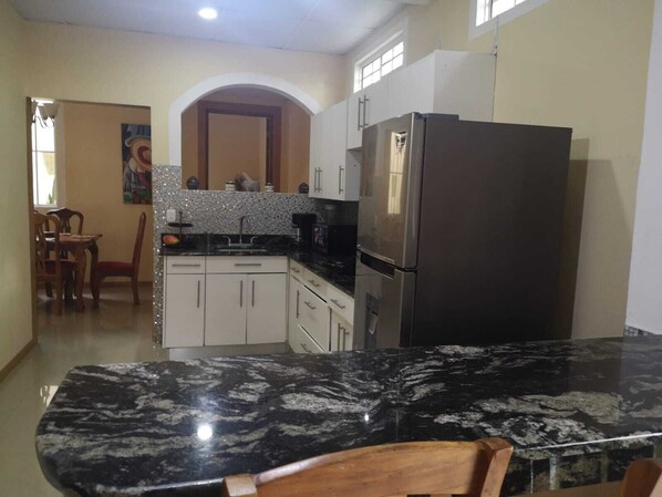 Refrigerador, microondas, cafetera y tetera y licuadora 