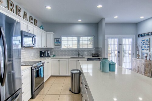 Walk to the Beach-7 minutes. Bring all the family!