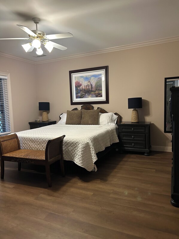 2 bedrooms, in-room safe, desk, iron/ironing board