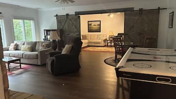 TV connectée, cheminée, livres