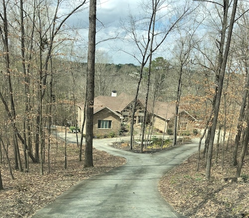 Tranquility Hideaway in the Woods, King Beds, Pets Allowed, Handicap Accessible