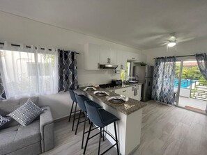 Réfrigérateur, cafetière-théière, grille-pain, vaisselle et ustensiles