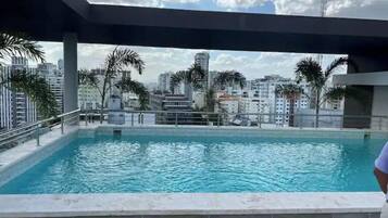 Una piscina al aire libre