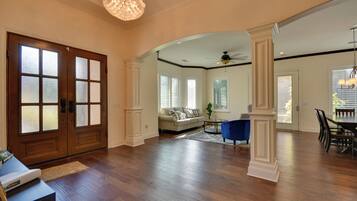 Télévision, cheminée, lecteur de DVD