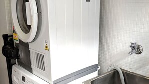 Interior - *PROMO!* Next to Train Station! (Oak Park)