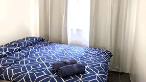 2 bedrooms, desk, iron/ironing board, WiFi (free) - *PROMO!* Next to Train Station! (Oak Park)