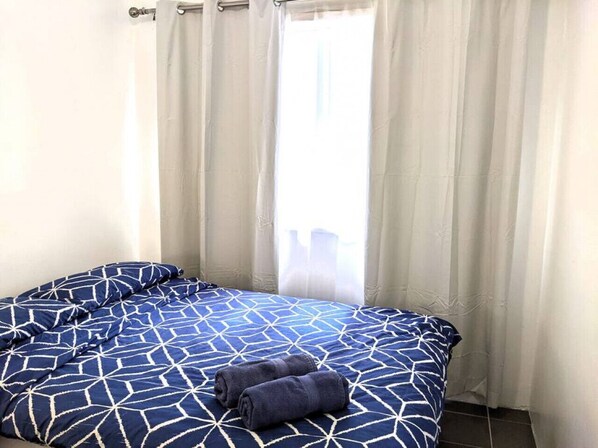 2 quartos, escrivaninha, ferros/tábuas de passar roupa